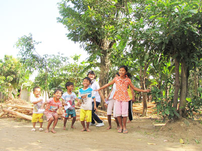 Việc đăng ký khai sinh đúng hạn sẽ đảm bảo nhiều quyền lợi cho trẻ em (Ảnh chụp tại xã Khánh Thượng, Khánh Vĩnh). 