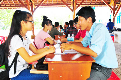 Phỏng vấn sinh viên Trường Đại học Nha Trang tham gia chiến dịch Mùa hè xanh.