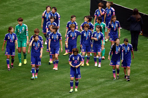 Các cô gái Nhật Bản buồn bã sau khi thất bại ở chung kết. Ảnh: Reuters.