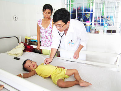 Bác sĩ đang khám cho bệnh nhân tại Khoa Nhi Bệnh viện Đa khoa tỉnh.