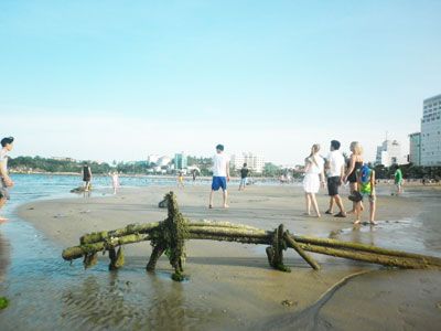 Cọc sắt trên biển