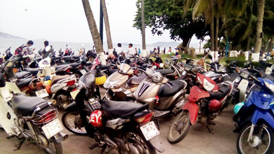 Cẩn trọng khi để xe máy ở công viên bờ biển
