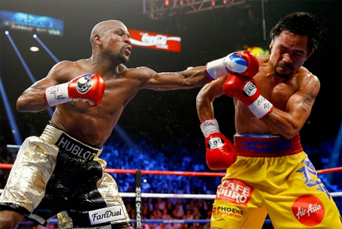 Mayweather (trái) nổi tiếng về thói tiêu tiền. Ảnh: DM.
