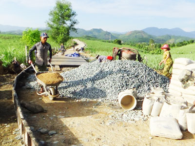 Khánh Vĩnh: Kiên cố đường giao thông vào khu sản xuất