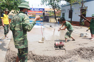 Cán bộ, chiến sĩ Lữ đoàn Công binh 293 giúp Trường THPT Ngô Gia Tự (TP. Cam Ranh) làm đường.