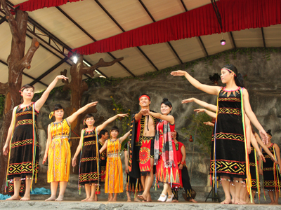 Biểu diễn nghệ thuật trong lễ hội “Huyền thoại thác Yang Bay”