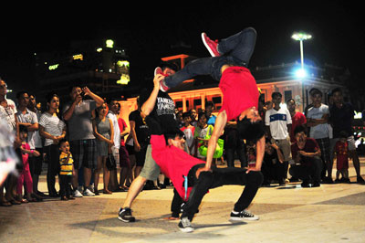 Các thành viên nhóm Se7en Star biểu diễn tại Quảng trường 2-4.