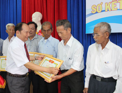 Ông Lê Xuân Hạnh - Trưởng Ban đại diện Hội Người cao tuổi tỉnh  trao giấy khen cho các tập thể, cá nhân xuất sắc.