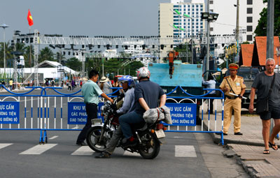 Các lực lượng làm việc bất kể ngày đêm để giao thông được điều tiết tốt nhất.