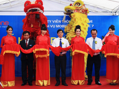 Các đại biểu cắt băng khai trương công ty.