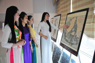 Sinh viên trường Cao đẳng Sư phạm Nha Trang xem hình ảnh tư liệu tại hội thảo