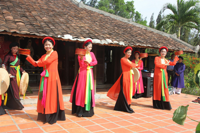 Biểu diễn làn điệu dân ca quan họ Bắc Ninh.