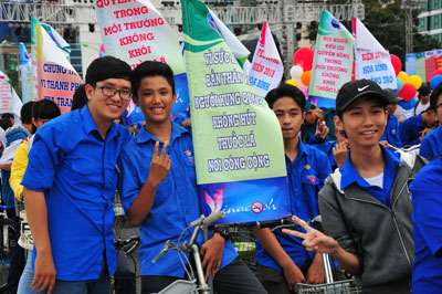 Gần 2.000 xe đạp diễu hành tuyên truyền phòng chống tác hại của thuốc lá