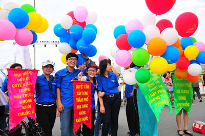 Các chùm bóng bay với các khẩu hiệu tuyên truyền.