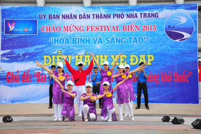 Biểu diễn văn nghệ tuyên truyền về phòng chống tác hại của thuốc lá