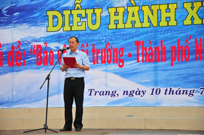 Ông Nguyễn Anh Tuấn - Phó Chủ tịch UBND TP. Nha Trang phát động buổi lễ.