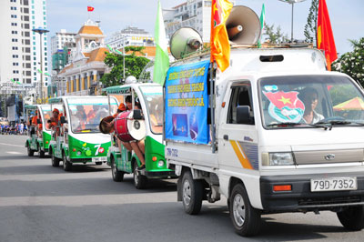Đoàn khởi hành tại Quảng trường 2-4.
