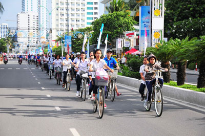 Diễu hành dọc theo đường Trần Phú