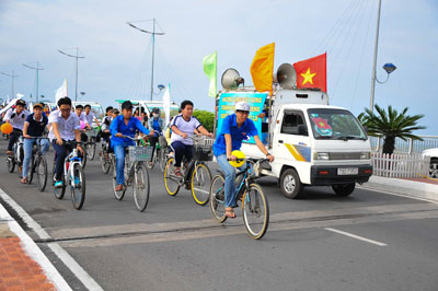 Kết thúc vòng đi tại vòng xoay phía Bắc cầu Trần phú và quay về Quảng trường 2-4.