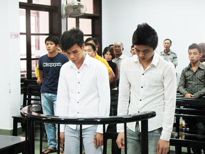 Bị cáo Trần Mạnh Hùng (trái)  và Lê Ngọc Thắng.