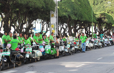 Hơn 400 xe Vespa cổ diễu hành chào mừng Festival Biển