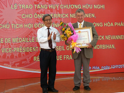 Trao Huy chương Hữu nghị cho ông Pierrick Nevannen - nguyên Phó Chủ tịch Hội đồng tỉnh Morbihan