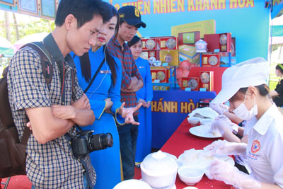 Chế biến yến sào Khánh Hòa tại Festival Biển 2015.