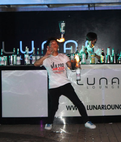 Độc đáo biểu diễn bartender với lửa