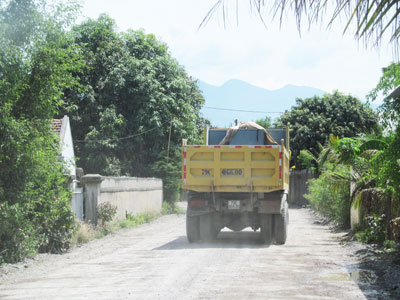 Đường đã được khắc phục ổ gà và tưới nước.