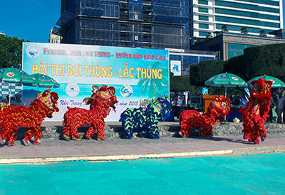 Sôi động cuộc thi bơi thúng, lắc thúng