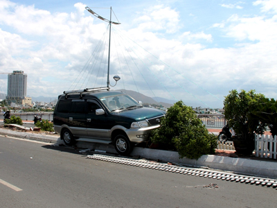 Ô tô 7 chỗ leo lên dải phân cách