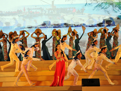 Nhiều ca sĩ nổi tiếng biểu diễn trong đêm bế mạc Festival Biển 2015