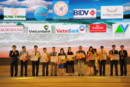 Ban tổ chức tặng bằng khen của Chủ tịch UBND tỉnh Khánh Hòa cho các nhà tài trợ
