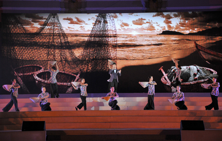 Hình ảnh làng chài xứ Trầm Hương trong ca khúc Hát từ biển khơi do ca sĩ Quang Linh biểu diễn