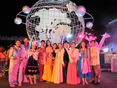 Các nghệ sĩ trong trang phục các dân tộc khác nhau cùng hội tụ ở Nha Trang - Khánh Hòa, vùng đất thanh bình, thân thiện và mến khách