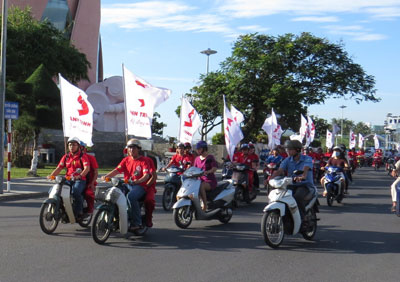 Diễu hành hưởng ứng chương trình “Hành trình đỏ” năm 2015.