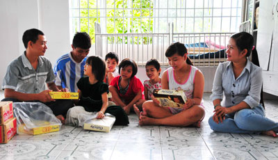 Vợ chồng anh Nguyễn Tin Tưởng đến thăm các em nhỏ tại Trung tâm Bảo trợ xã hội tỉnh.