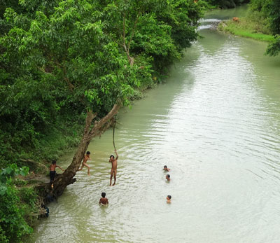 Trẻ em ở xã Sông Cầu tắm sông với những trò nghịch nguy hiểm.