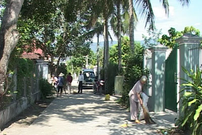 Đường làng thôn Dầu Sơn sạch sẽ hơn nhờ người dân tham gia thu gom rác tự nguyện.