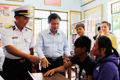 Lãnh đạo huyện Hoài Nhơn và Vùng 4 thăm hỏi ngư dân