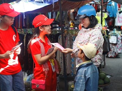 Tuyên truyền cho người dân về HMTN và bệnh tan máu bẩm sinh tại chợ Vĩnh Hải, TP. Nha Trang