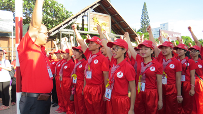 Các thành viên của Đoàn Hành trình đỏ Trung ương  hô vang khẩu hiệu sẵn sàng lên đường thực hiện tuyên truyền