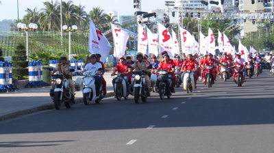 Diễu hành trên các trục đường chính của TP. Nha Trang để tuyên truyền về  Hành trình đỏ