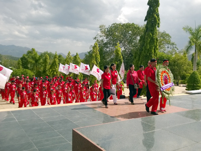 Các thành viên của Đoàn Hành trình đỏ Trung ương và Ban chỉ đạo vận động HMTN tỉnh đặt vòng hoa tại Nghĩa trang Liệt sĩ Hòn Dung, TP. Nha Trang