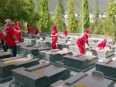 Các thành viên của Đoàn Hành trình đỏ Trung ương thắp hương tại Nghĩa trang Liệt sĩ Hòn Dung, TP. Nha Trang