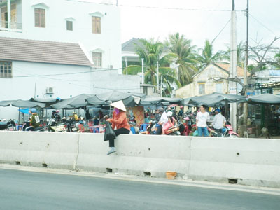 Leo qua dải phân cách