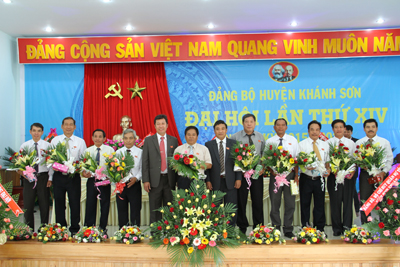 Ông Mấu Thái Cư và ông Trần Ngọc Sanh tặng hoa cho các đại biểu thôi tham gia Ban Chấp hành Đảng bộ huyện Khánh Sơn khóa XIV