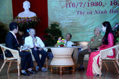 Ông Bùi Hồng Thái, nhà thơ Giang Nam và đại diện Hội Cựu chiến binh tỉnh tham gia tọa đàm về cuộc biểu tình ngày 16-7-1930 .