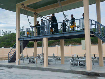 Các đại biểu tham quan khu cấp phát xăng dầu