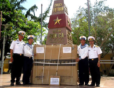 Tặng dụng cụ thể thao cho cán bộ, chiến sĩ đảo Sơn Ca